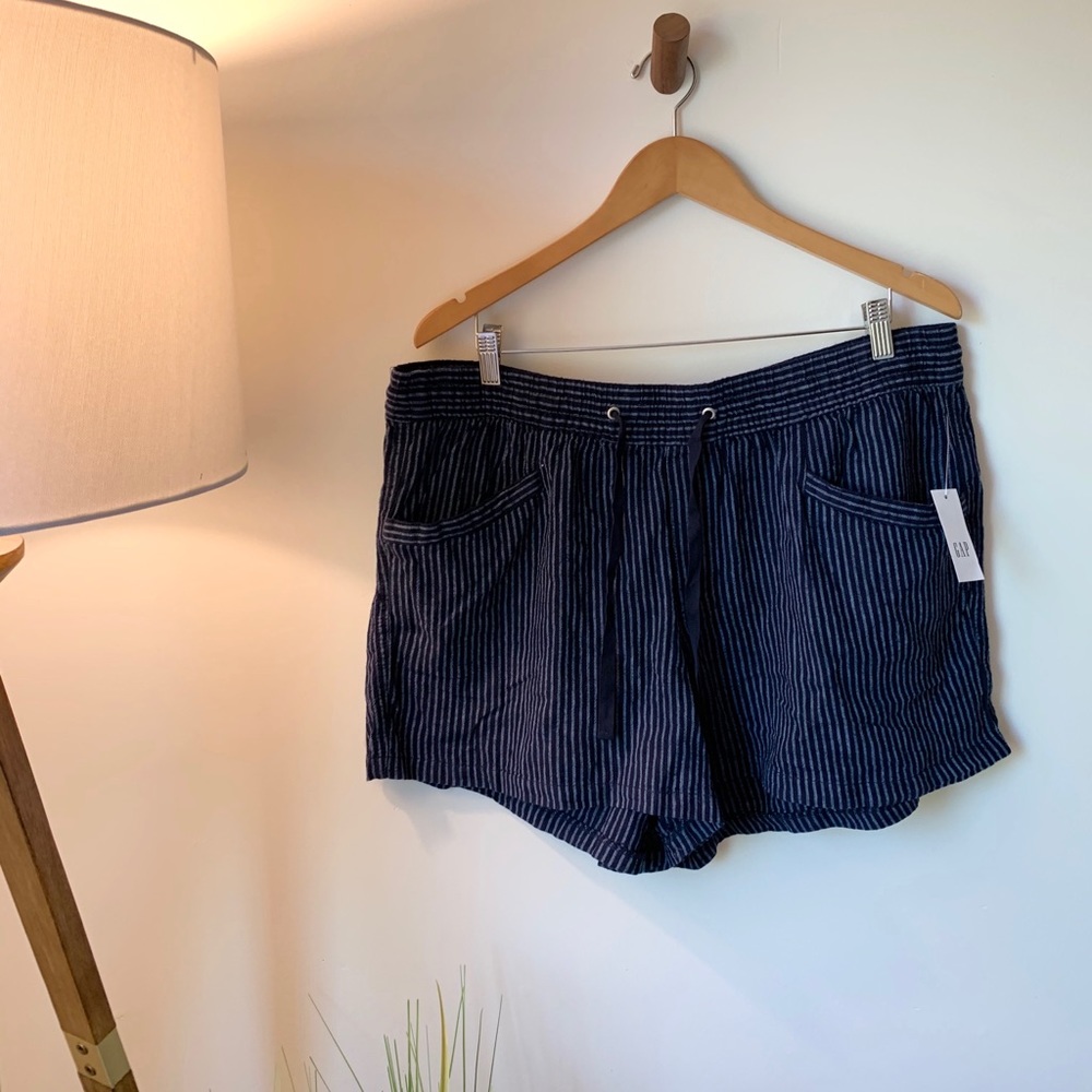 GAP (NWT) Navy striped linen shorts